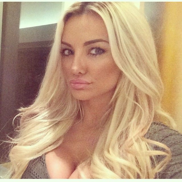 Lindsey Pelas taking a selfie
