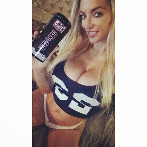 Lindsey Pelas taking a selfie