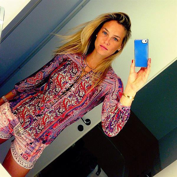 Bar Refaeli taking a selfie