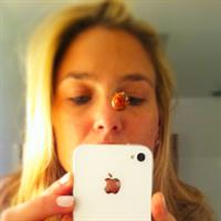 Bar Refaeli taking a selfie