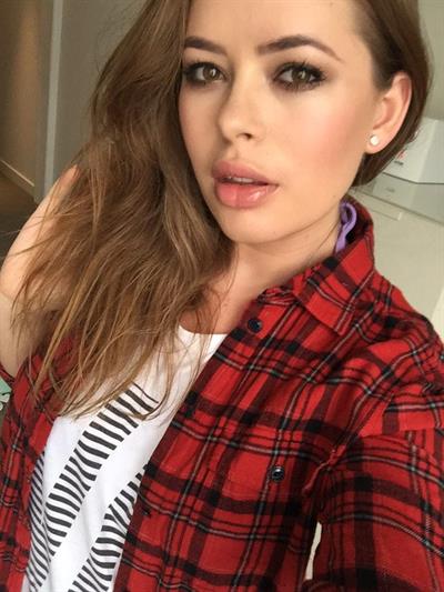 Tanya Burr taking a selfie