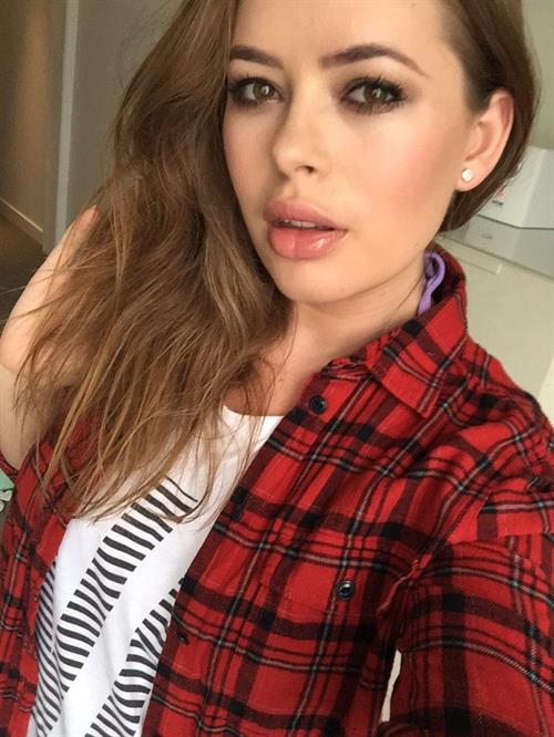 Tanya Burr taking a selfie