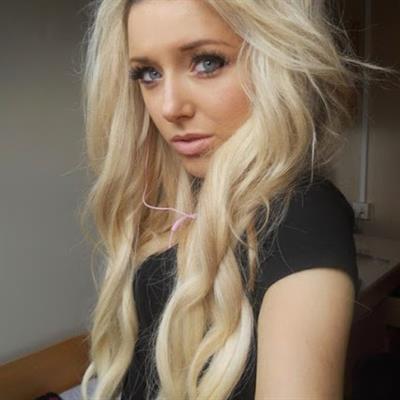 Chloe Harwood taking a selfie