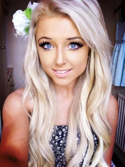 Chloe Harwood taking a selfie