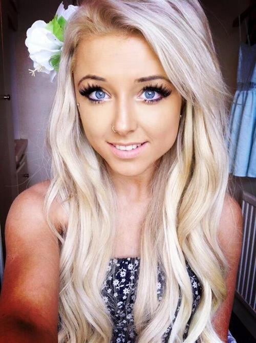 Chloe Harwood taking a selfie