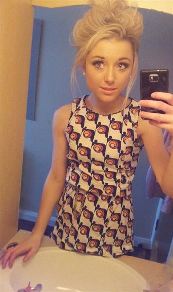 Chloe Harwood taking a selfie