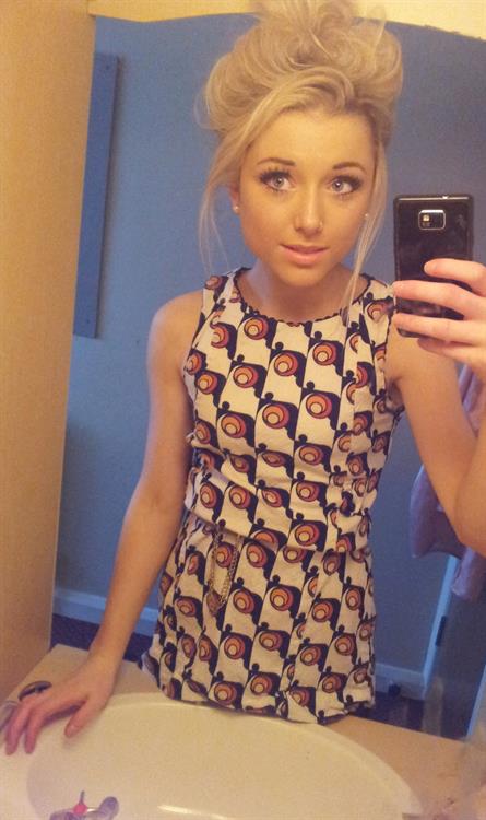 Chloe Harwood taking a selfie