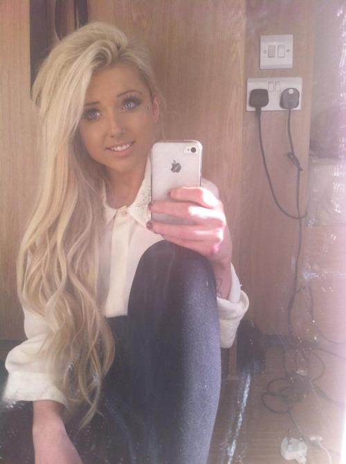 Chloe Harwood taking a selfie