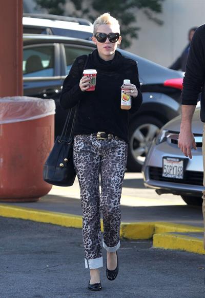 Miley Cyrus at Starbucks in Toluca Lake 12/22/12 